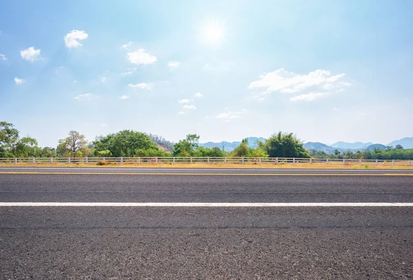 Asfalt yol ve kırsal kez bakıldı