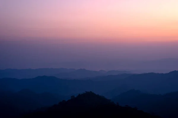 Berglandschaft Unter Morgenhimmel Mit Dichtem Nebel — Stockfoto