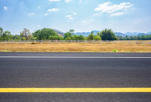 Asfalt yol ve kırsal kez bakıldı