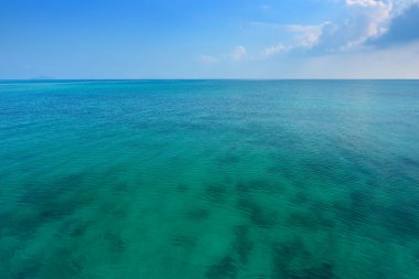 Tropikal deniz ve güneş ile mavi gökyüzü.