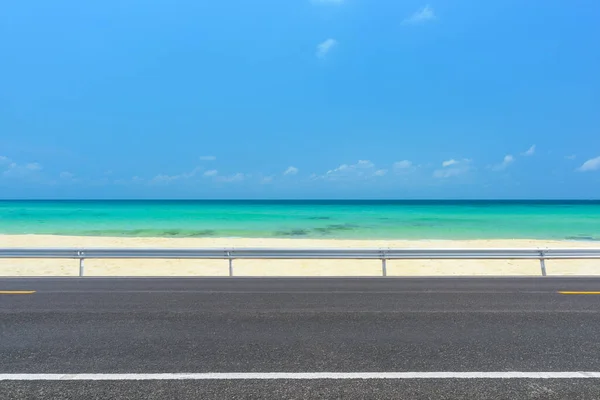 Boční Pohled Asfaltovou Cestu Mořem Krásnou Modrou Oblohou Royalty Free Stock Obrázky