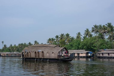 Kerala 'nın Backwaters, Hindistan' daki nehir manzarası ve geleneksel tekne evi..