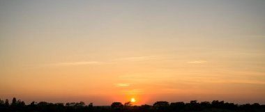 Güzel gökyüzü günbatımı manzarası