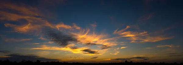 Panoramique Coucher Soleil Couper Souffle Magnifique Ciel Nuages Fond — Photo
