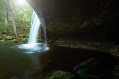 Ormanın derinliklerindeki güzel şelaleler ve mağaralar