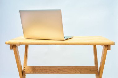 Tahta masadaki dizüstü bilgisayar