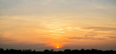 Güzel gökyüzü günbatımı manzarası