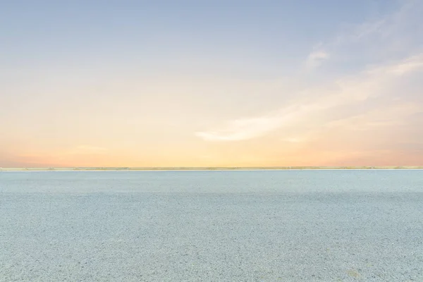 Порожня Асфальтова Дорога Красиве Небо Заходу Сонця — стокове фото