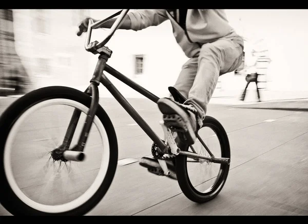 Cultivo adolescente montando BMX bicicleta en la calle —  Fotos de Stock