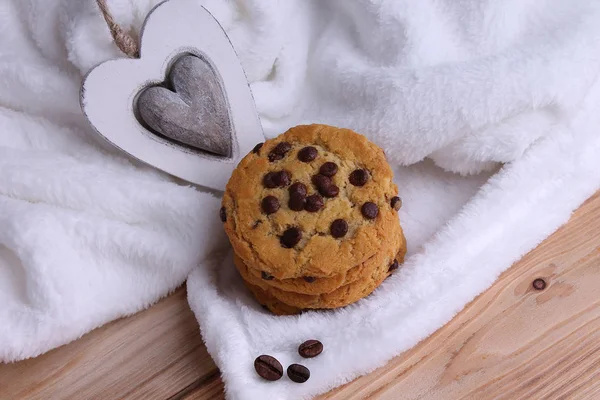 Bisküvi Çikolata ve ahşap kalp üzerinde beyaz battaniye ile