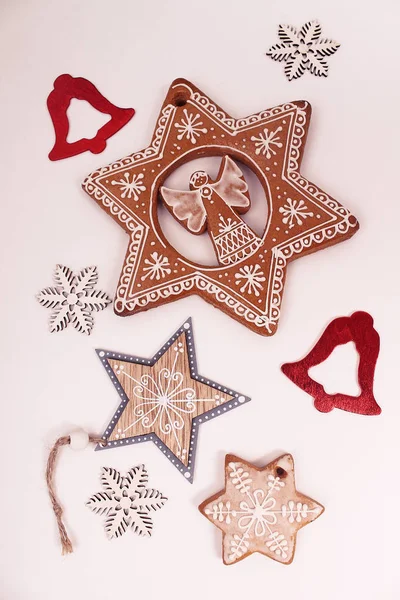 Gingerbread çan ve beyaz arka plan üzerinde ayrıntılı kar taneleri ile dekore edilmiş