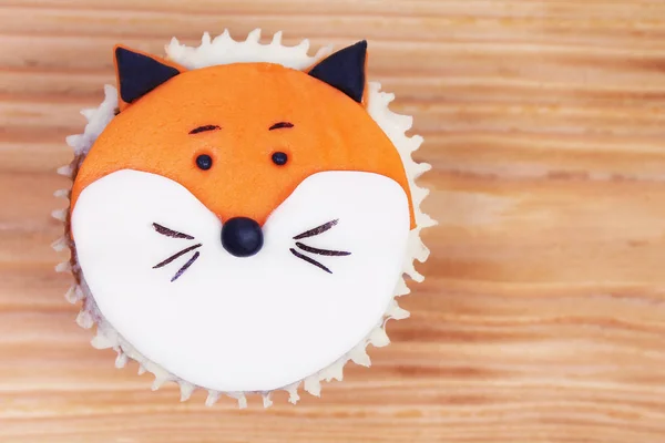 Ahşap arka plan üzerinde kek dekore edilmiş