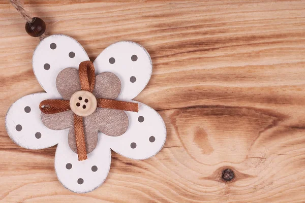 Decorativo fiore di legno su sfondo di legno — Foto Stock