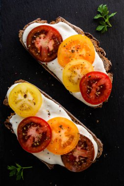 çavdar ekmeği krem peynir ve renk domates ile