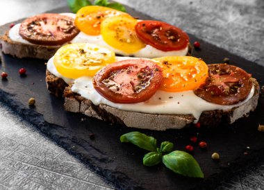 çavdar ekmeği krem peynir ve renk domates ile