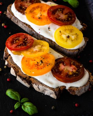 çavdar ekmeği krem peynir ve renk domates ile