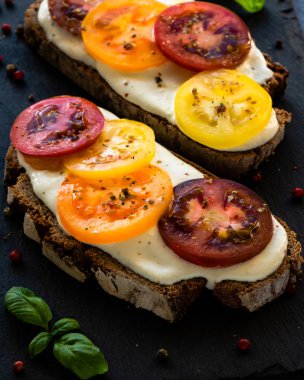 çavdar ekmeği krem peynir ve renk domates ile