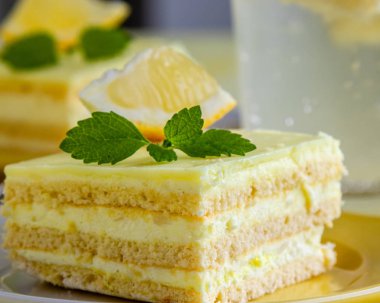 taze lezzetli tatlı limon pasta tatlı nane ile
