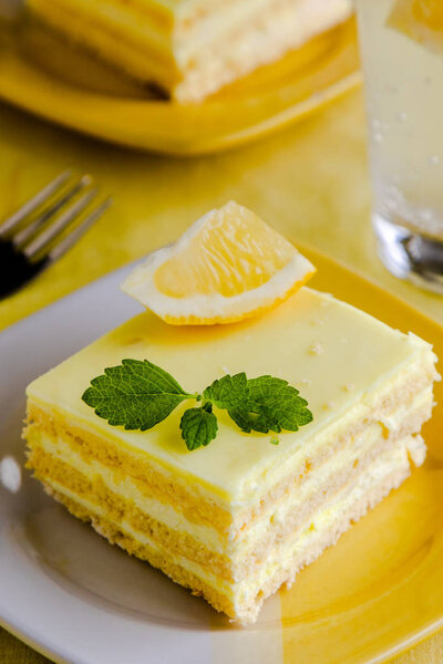 Свежий сладкий лимонный десерт с мятой
