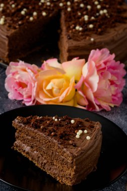 Tatlı koyu kahverengi çikolatalı kek dekorasyonu ile