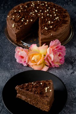 Tatlı koyu kahverengi çikolatalı kek dekorasyonu ile