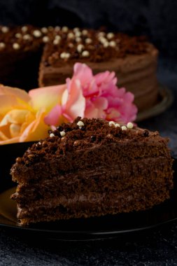 Tatlı koyu kahverengi çikolatalı kek dekorasyonu ile