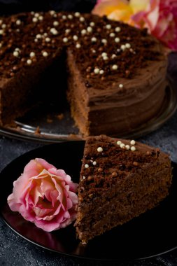Tatlı koyu kahverengi çikolatalı kek dekorasyonu ile