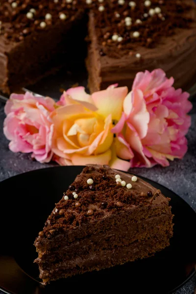 Сладкий Темно Коричневый Шоколадный Торт Украшением — стоковое фото