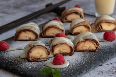 Banan gözleme suşi tatlı daldırma ve çikolata şurubu ile