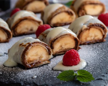 Banan gözleme suşi tatlı daldırma ve çikolata şurubu ile