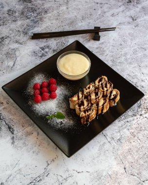 Banan gözleme suşi tatlı daldırma ve çikolata şurubu ile