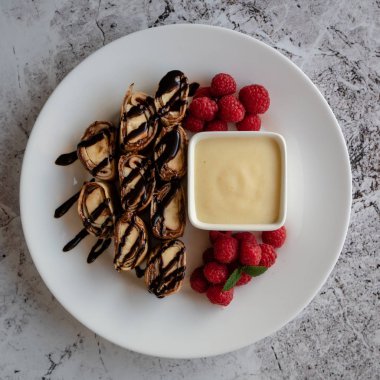 Banan gözleme suşi tatlı daldırma ve çikolata şurubu ile