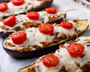 sağlıklı bulgur kiraz domates ve peynirli Patlıcan dolması