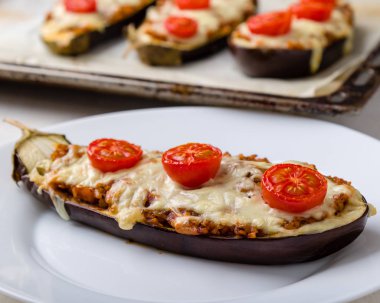 sağlıklı bulgur kiraz domates ve peynirli Patlıcan dolması