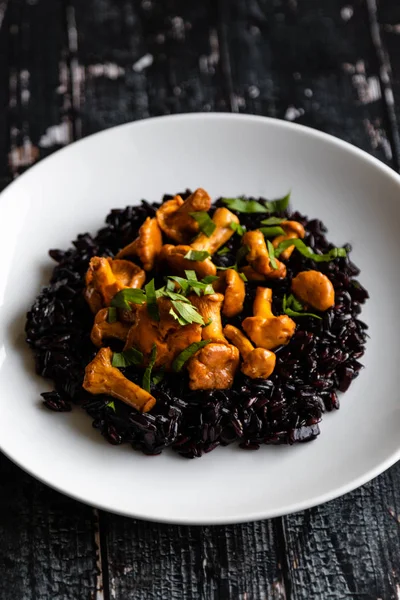 Girolles Seared Saudáveis Cogumelos Com Arroz Preto — Fotografia de Stock