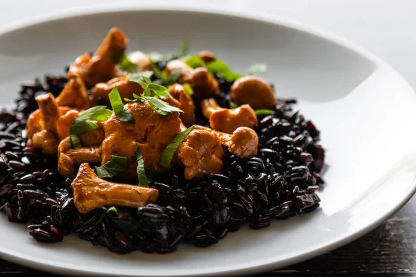 Girolles Seared Saudáveis Cogumelos Com Arroz Preto — Fotografia de Stock