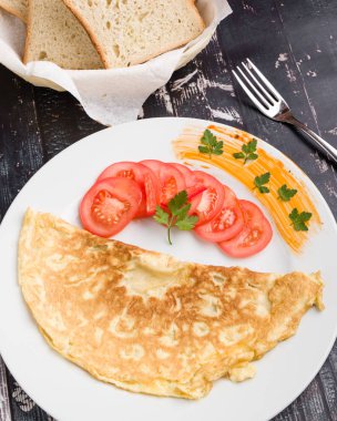 peynir ve domates beyaz tabakta ile doldurulmuş omlet