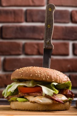 kişiler ahşap masa üzerine lezzetli rustik hamburger