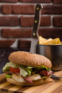 kişiler ahşap masa üzerine lezzetli rustik hamburger