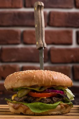 kişiler ahşap masa üzerine lezzetli rustik hamburger