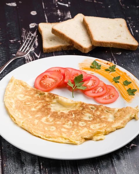 Gefülltes Omelett Mit Käse Und Tomaten Auf Weißem Teller — Stockfoto