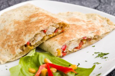 Tavuk eti ve sebze ile lezzetli taze quesadilla