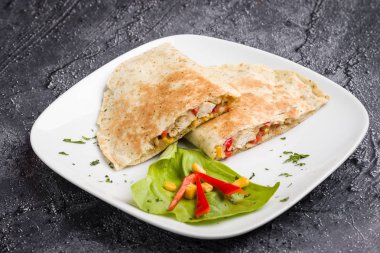 Tavuk eti ve sebze ile lezzetli taze quesadilla