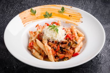 Beyaz tabak lezzetli vejetaryen penne makarna