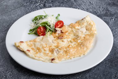 peynir ve domates beyaz tabakta ile doldurulmuş omlet