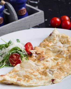 peynir ve domates beyaz tabakta ile doldurulmuş omlet
