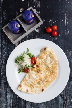 peynir ve domates beyaz tabakta ile doldurulmuş omlet