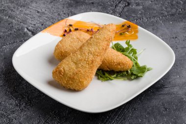 lezzetli taze kızarmış ekmekli peynirli beyaz palte