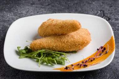 lezzetli taze kızarmış ekmekli peynirli beyaz palte