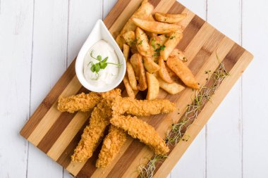 derin kızarmış gevrek tavuk kızartması ve daldırma sos ile